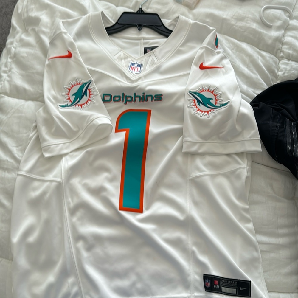 Tagovailoa jersey dolphins. Men’s size med. only worn 1x